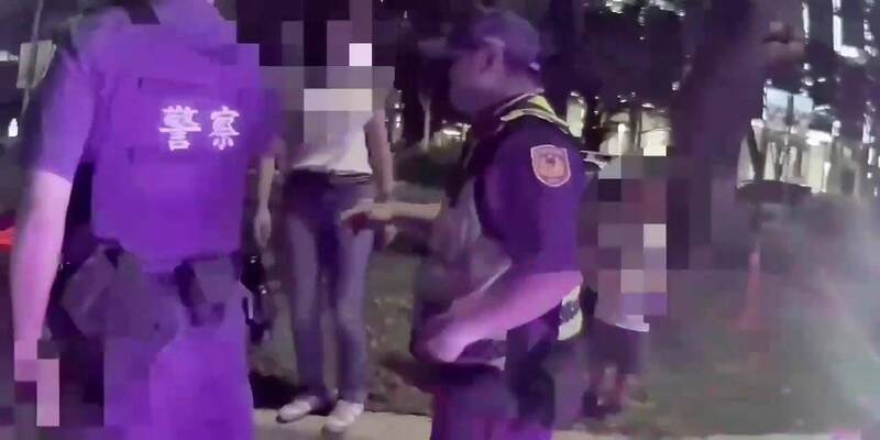 快車道拋錨女駕駛陷車陣險象環生 警合力推車助脫困