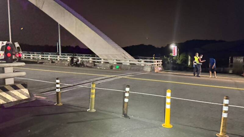 汐止江北橋行人疑違規穿越馬路碰撞機車 送醫不治