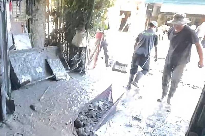 超省力「麻布袋超人」 清運泥土可不用鏟子 - 生活 - 自由時報電子報