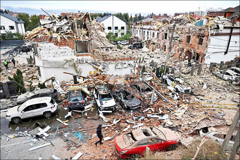 俄羅斯27日深夜至28日凌晨再度向烏克蘭各地發動空襲，主要目標是首都基輔，時間長達逾12小時，是烏俄全面開戰以來對基輔最持久的襲擊之一。（路透）