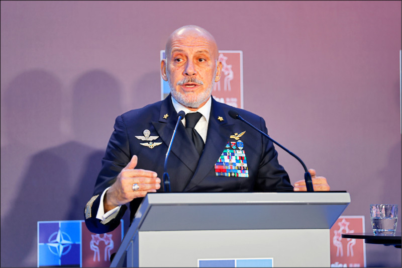 北約軍事委員會主席德拉貢，27日在拉脫維亞首都里加舉行的北約軍委會會議落幕後，召開記者會。（歐新社）