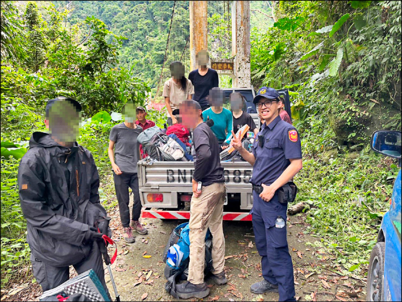 台大登山社千人洞遇虎蜂大攻，警消等位合救援下山送至登山口。（竹崎警分局提供）