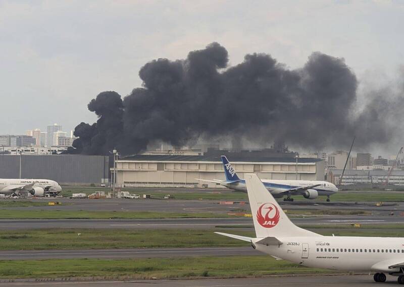 拆除中建物失火 日本東京羽田機場竄出濃濃黑煙