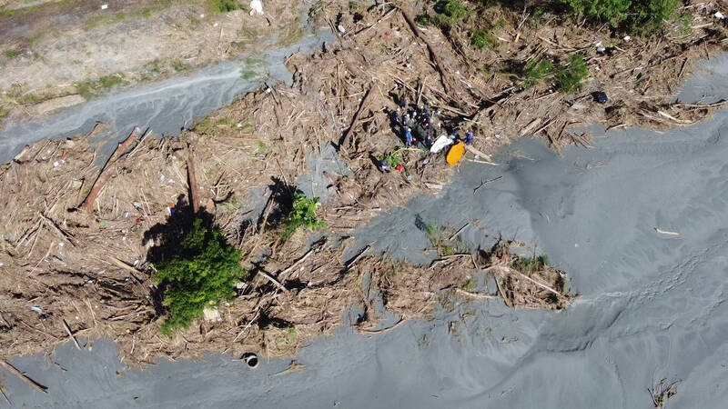消防署、花蓮縣消防局與國軍等組成的搜救隊伍，仍持續在佛祖街以及馬太鞍溪下游往花蓮溪一帶搜索，今天在加里洞附近發現一具男性遺體。（民眾提供）
