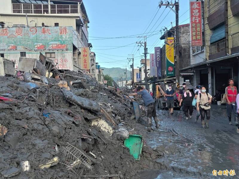 胡仁順昨深夜提及他在災區的觀察與呼籲，也強調28日就出現兩次「假警報」，質問花蓮縣府：「你們要一次又一次的消耗全台灣人民對花蓮的愛嗎？」圖為光復鄉災區現況。（資料照）
