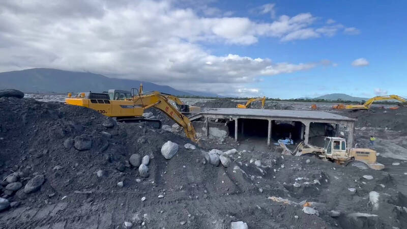 消防署、花蓮縣消防局與國軍等組成的搜救隊伍，仍持續在佛祖街以及馬太鞍溪下游往花蓮溪一帶搜索。（民眾提供）