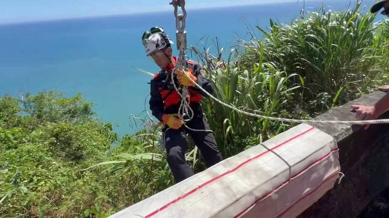 宜蘭縣台9丁線37.1公里處，今天清晨傳出車禍，機車騎士疑似墜谷失聯，消防局人員下山谷搜尋。（圖由宜縣消防局提供）