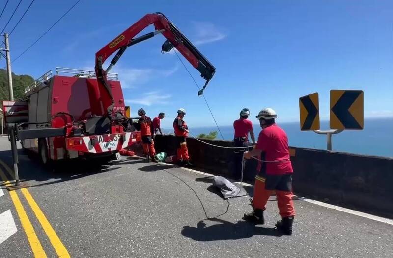 宜縣消防局人員在台9丁線37.1公里處擴大搜救。（圖由宜縣消防局提供）