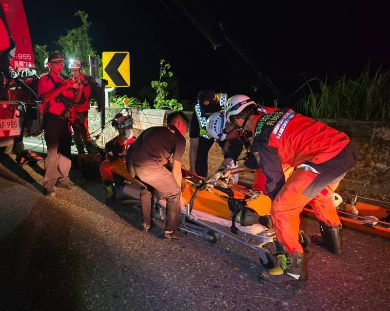 死者遺體今晚被抬上路面。（圖由警方提供）