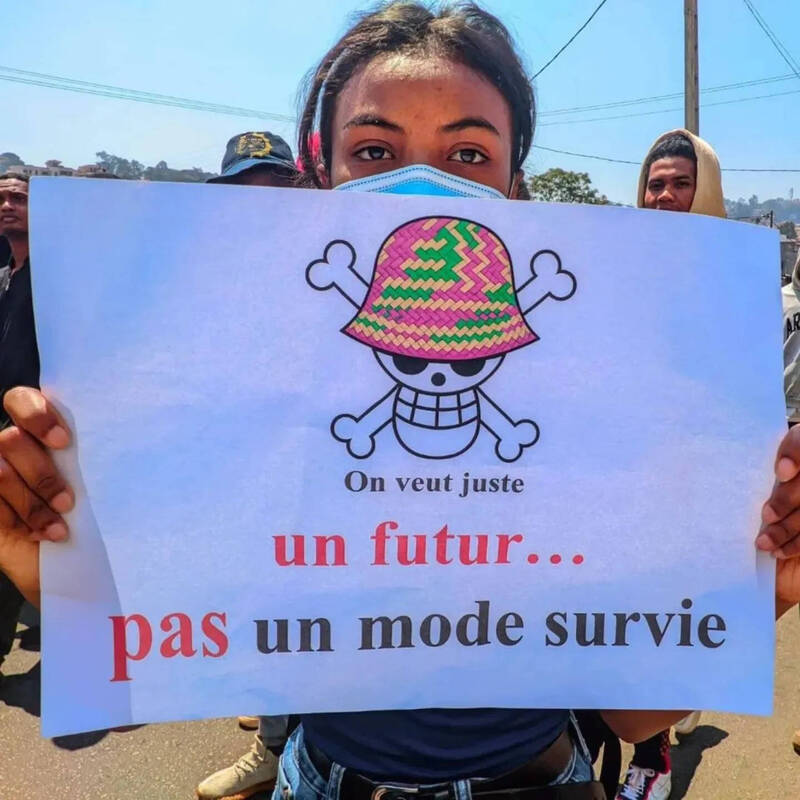 日本動漫《航海王》（One Piece）骷髏旗圖案，已成為馬達加斯加「Z世代」青年，反抗運動的圖騰。（圖：IG / geograficahistoria1
 ）