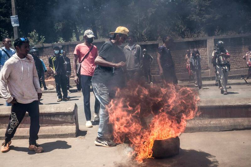 圖為馬達加斯加首都安塔那那利佛的抗議者，29日以焚燒輪胎設置路障，抗議政府長期無法解決缺水斷電的民生問題。這場由Z世代青年主導的抗爭，最終迫使總統拉喬利納解散其內閣。（法新社）