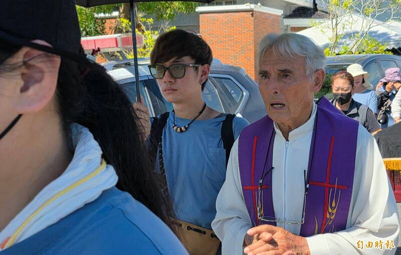 花蓮縣府今天在瑞穗舉辦光復馬太鞍溪堰塞湖災害罹難者頭七法會，天主教神父劉一峰也替罹難者主持彌撒。（記者花孟璟攝）