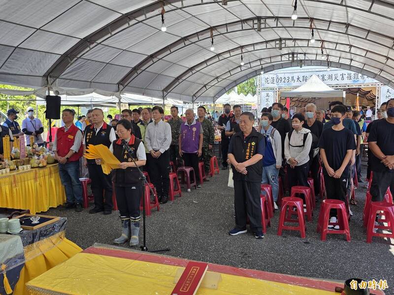 縣長徐榛蔚主持頭七法會，哭到眼睛鼻子紅腫，但被家屬表達不滿。（記者花孟璟攝）