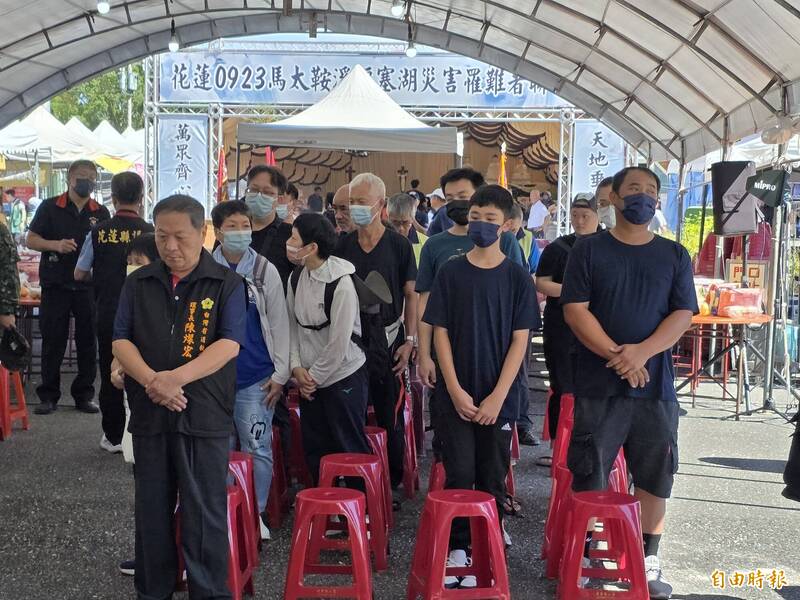 家屬在徐榛蔚到場後，原本向後方靈位的家屬，才被要求「向後轉」往法會佛堂方向。（記者花孟璟攝）