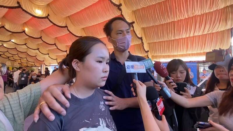 罹難者劉姓阿嬤的大兒子與新婚妻子出席法會，希望縣府給一個真相。（民眾提供）