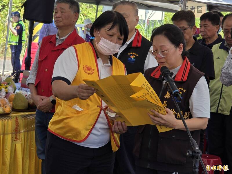 花蓮縣長徐榛蔚在法會上哭到眼睛腫起來，仍被家屬批作秀太多。（記者花孟璟攝）