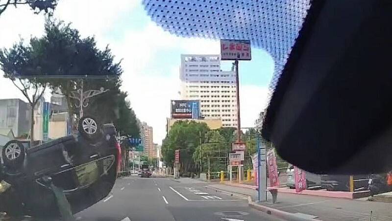 驚險畫面曝！通緝男桃園街頭狂飆自撞翻車 他急喊警察「趕快救我老婆」