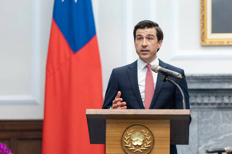 美國農業部貿易及對外農業事務次長林德柏格（Luke Lindberg）今率團會見賴清德總統時宣布「我們決定進一步開放台灣鳳梨銷往美國市場」，台灣鳳梨將進軍美國市場。（總統府提供）