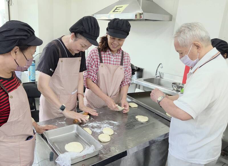勞發署開辦樂齡手作烘培職人班 近9旬阿伯習得新技能