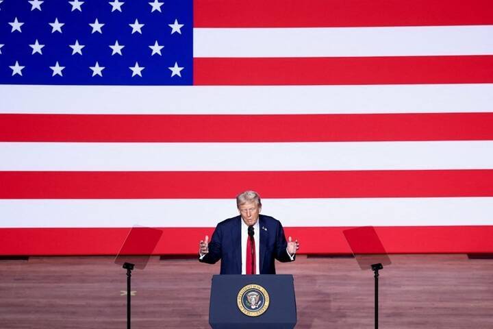 美國總統川普在一場史無前例的將軍大會上發表演說。習慣了熱烈歡呼的川普，卻意外地遭到台下數百名將官一片「死亡沉默」的對待，場面極度尷尬。（路透）