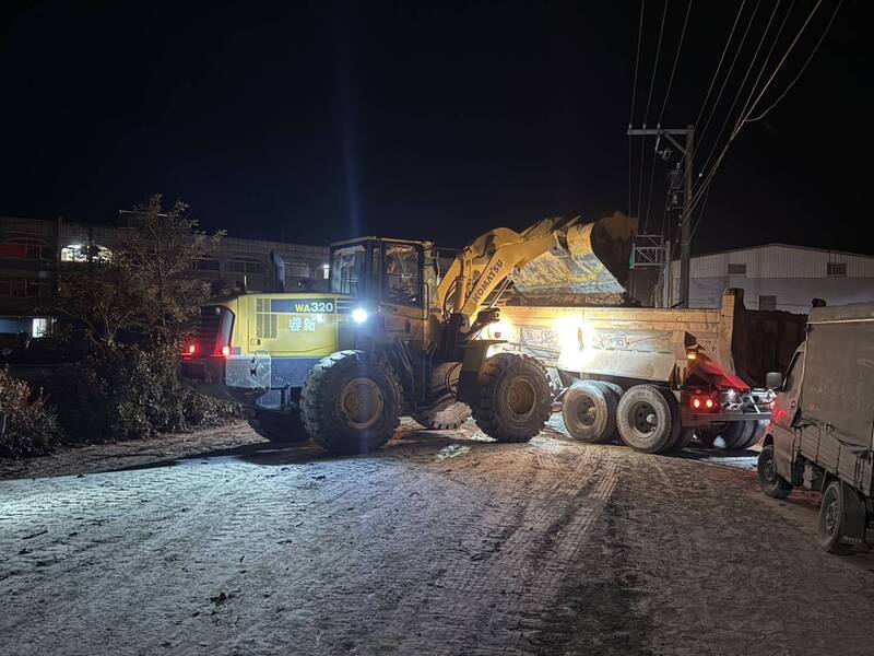 花蓮馬太鞍溪堰塞湖潰流釀災情，交通部公路局號召11家營造公司清理道路土石及災民屋內積土。（公路局提供）