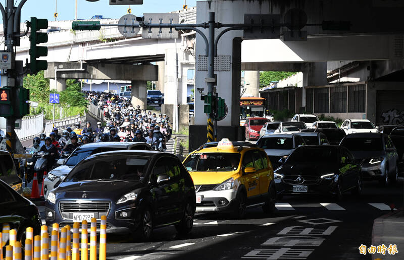 公館圓環拆除工程昨完成，今天迎來第一個上班日，但一早就傳出車流壅塞，不僅從中永和過福和橋到公館堵塞，從新店往公館的羅斯福路車輛也大排長龍。圖為福和橋下橋車輛。（記者廖振輝攝）