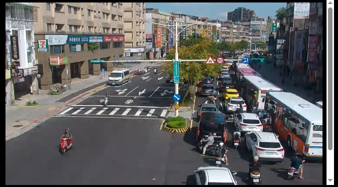 今上午9點半透過「羅斯福路五段211巷路口」的即時影像也可看到，前往公館方向的車道被汽機車塞爆，即使已經綠燈依舊無法動彈，機車也只能卡在車陣中望洋興嘆、無可奈何。（圖擷自即時影像）