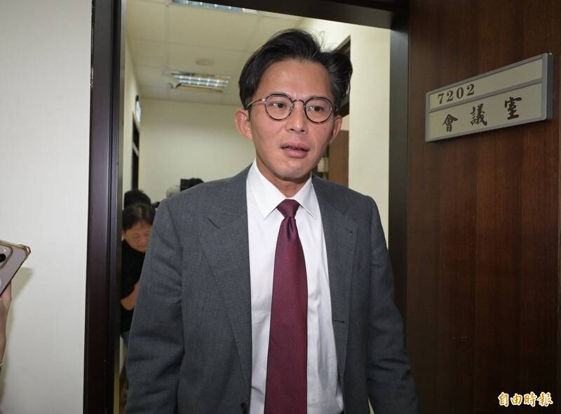 週刊爆黃國昌狗仔跟拍沈伯洋  賴品妤批黃：邊拍邊讓網軍炒作