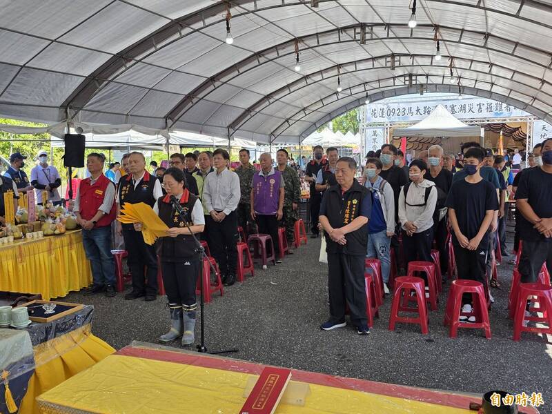 花蓮縣長徐榛蔚主持頭七法會，哭到眼睛鼻子腫，但被家屬表達不滿。（記者花孟璟攝）