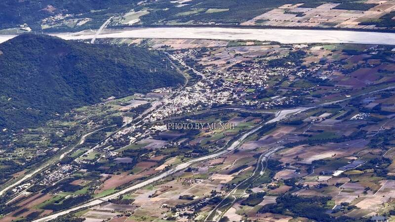 花蓮光復原為沖積扇平原，因鐵路興建演變為小鎮，人口聚集也導致承洪韌性消失，圖為馬太鞍溪已形成河床高於聚落的態勢。（擷取自「漂浪島嶼--munch粉專」）