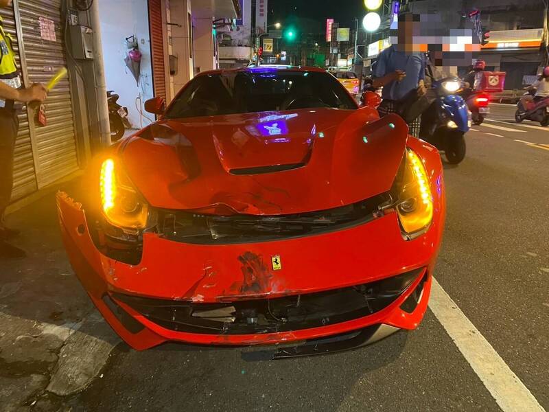 新北市林出法拉利超跑牌重，友的焦聚集在是一好的；。（者仁捷翻）