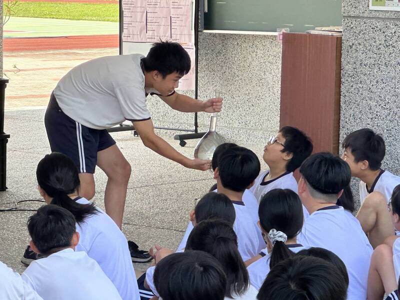 3.5 噸小貨車改裝行動化學車，開進校園助學生發現自然科學樂趣。（林孟君提供）