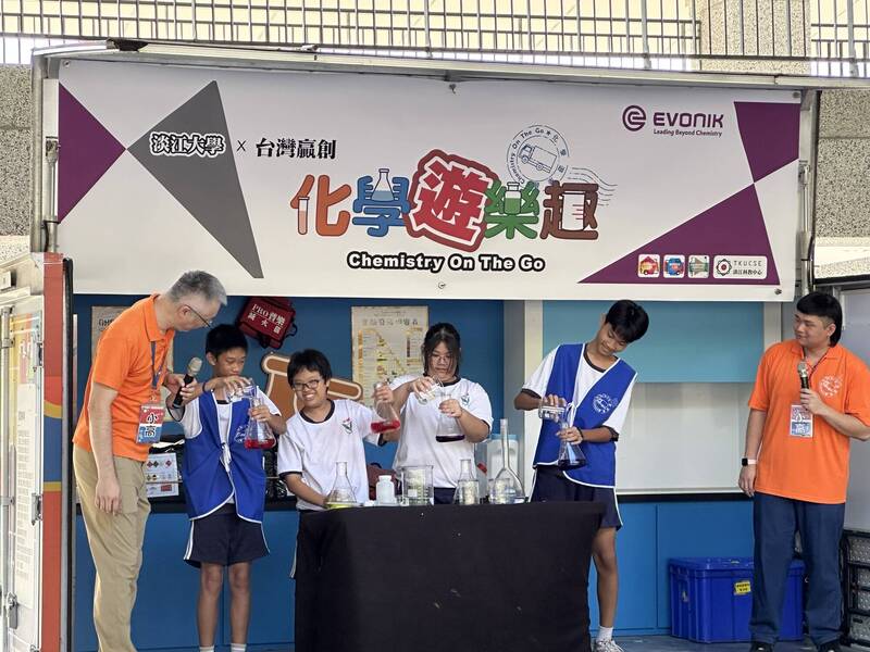 3.5 噸小貨車改裝行動化學車，開進校園助學生發現自然科學樂趣。（林孟君提供）
