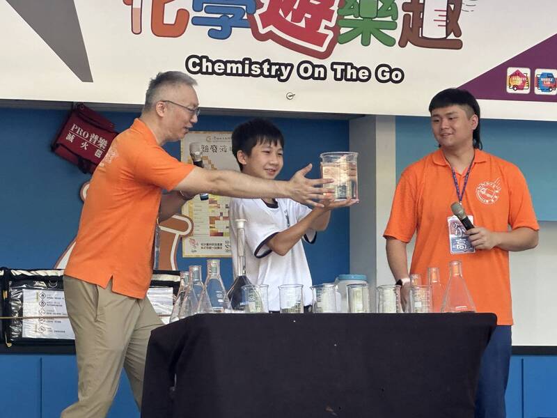3.5 噸小貨車改裝行動化學車，開進校園助學生發現自然科學樂趣。（林孟君提供）