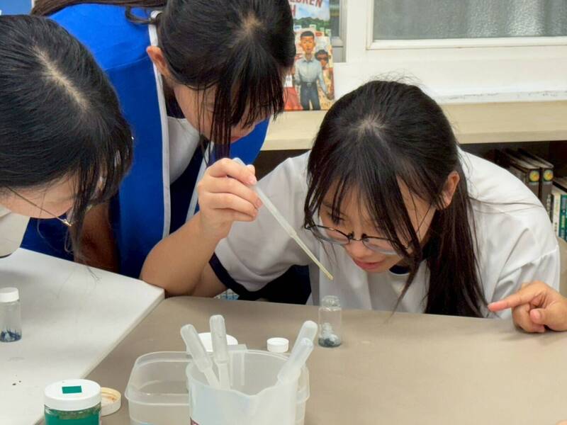 3.5 噸小貨車改裝行動化學車，開進校園助學生發現自然科學樂趣。（林孟君提供）