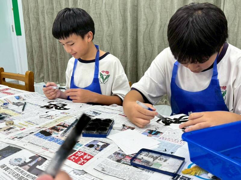 3.5 噸小貨車改裝行動化學車，開進校園助學生發現自然科學樂趣。（林孟君提供）