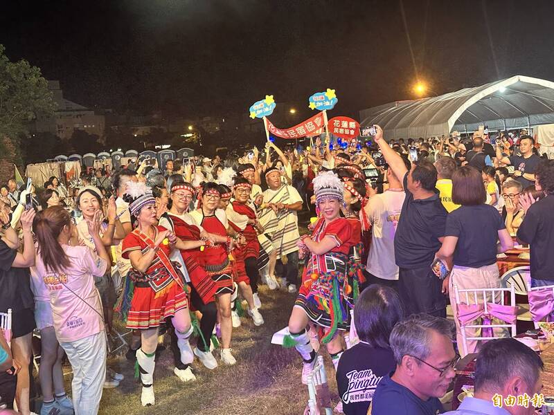 全台民宿齊聚恆春千人饗宴 高喊「花蓮加油」暖心相挺。(記者蔡宗憲攝) 全台民宿齊聚恆春千人饗宴 高喊「花蓮加油」暖心相挺。(記者蔡宗憲攝)