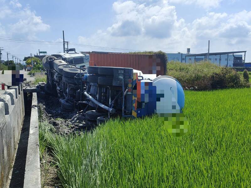 曳引車行經重劃區，自撞農路護欄後側翻摔落田裡。（民眾提供）