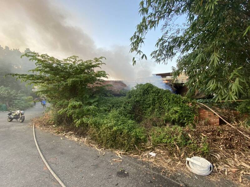 現場濃煙竄天。（圖由消防局提供）