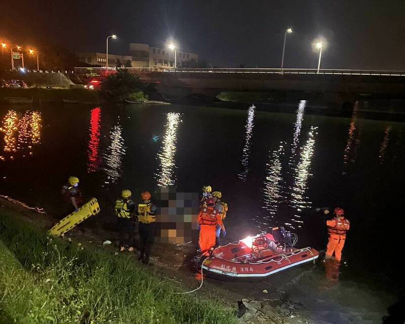 消防人員在岸邊發現婦人。（圖由消防局提供）