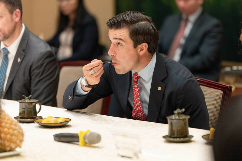 蕭美琴特別在現場展示包括鳳梨與芒果等台灣優質水果，並對昨日美方正式宣布開放台灣鳳梨進口美國市場表達高度肯定與感謝。（總統府提供）