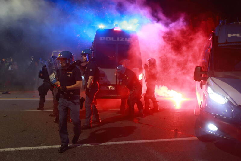 上週在義大利爆發的加薩示威中，示威者與警方在布雷西亞車站發生衝突。（歐新社）