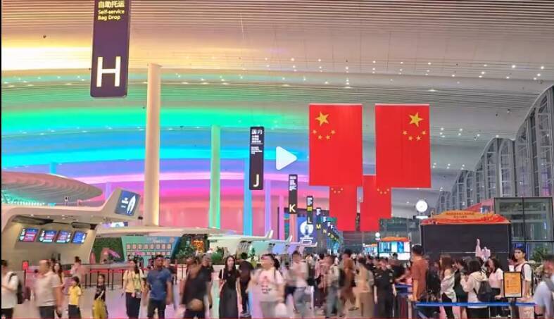 國慶連假，廣州白雲機場湧現人潮。（取自白雲機場微博）