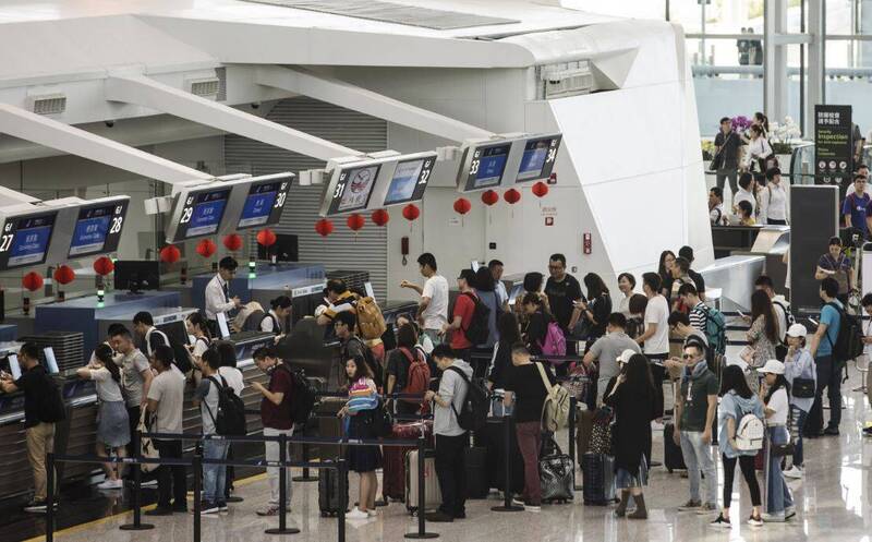 日媒指出，9月30日，廣州機場有大量旅客排隊準備搭乘前往日本的航班。廣州機場示意圖。（彭博）