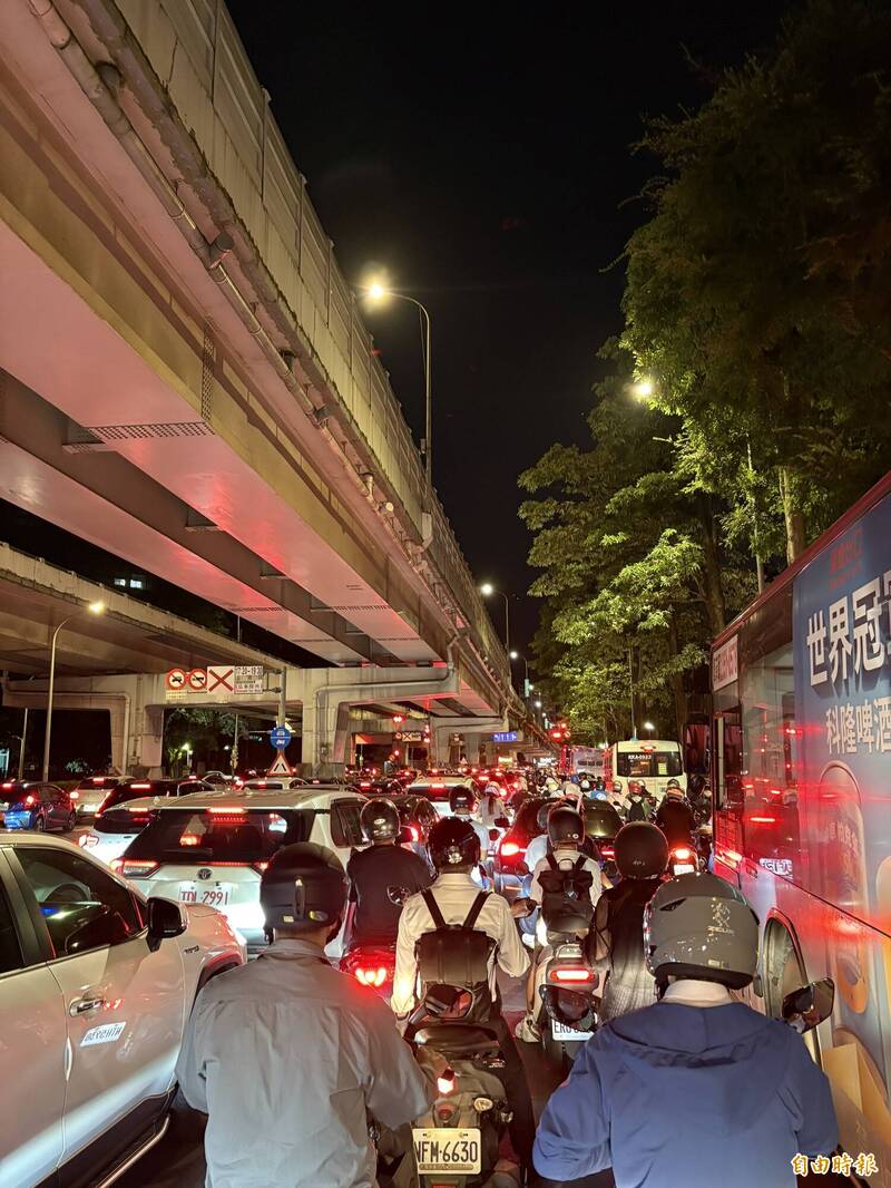 公館圓環改建為「正交路型」，第一個上班日陷入嚴重壅塞，引發大量通勤族在網路上抱怨。（即時新聞攝）