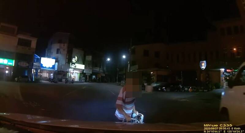 畫面曝！晚間駕車轉彎險撞老翁 網驚呼「台灣鯛真恐怖」