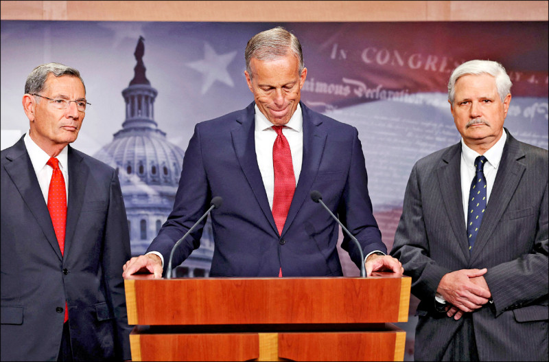 由於國會議員與總統川普在預算談判中意見分歧，未能就民主黨要求增加健保經費達成協議，美國聯邦政府10月1日零時01分開始停擺。圖為參議院多數黨（共和黨）領袖圖恩在參院表決後召開記者會。（路透）