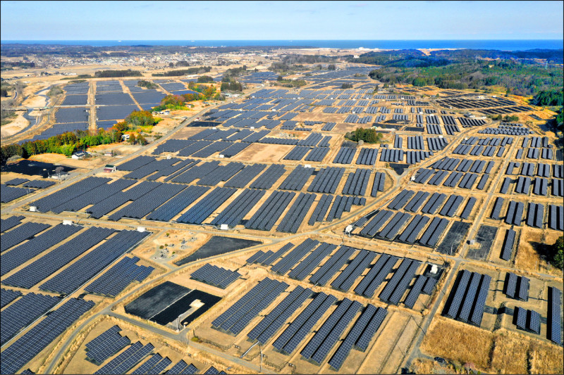 日本國土交通省將建立一套新的全國監管系統，掌握外國人士大規模購買土地的實際狀況，以防止土地的不當使用。圖為福島縣的農地轉型為太陽能發電場。（彭博檔案照）