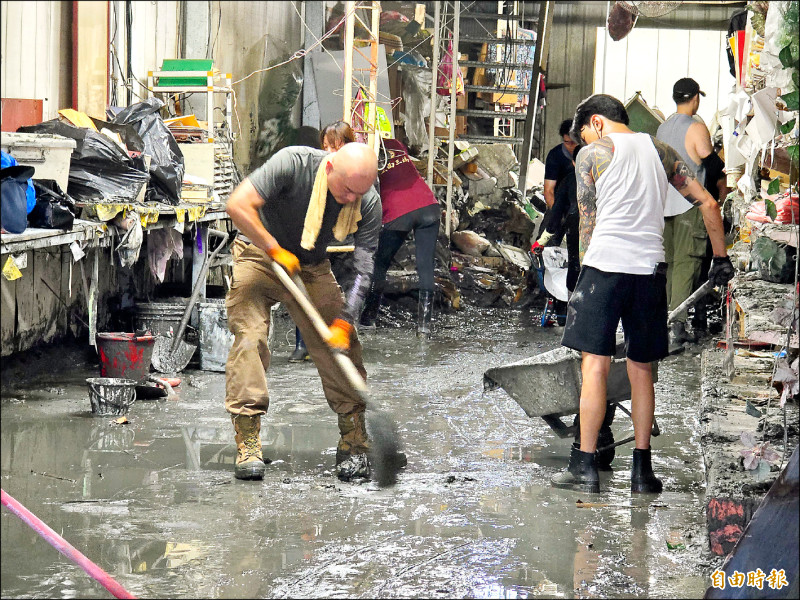 部落民宅需要鏟子超人投入。
（記者花孟璟攝）
