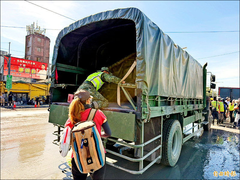 軍方派軍卡在光復火車站前接駁志工前往災區清淤。（記者王峻祺攝）